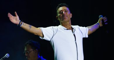 Mustafa Sandal İzmir Fuarı’nda Coşkulu Bir Konser Verdi