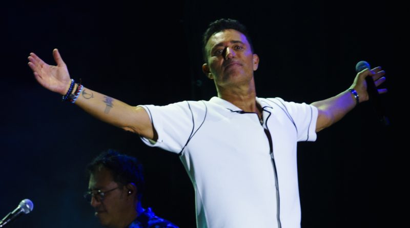 Mustafa Sandal İzmir Fuarı’nda Coşkulu Bir Konser Verdi